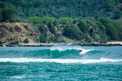 10 Pantai Terbaik untuk Surfing di Indonesia, Surganya Peselancar!