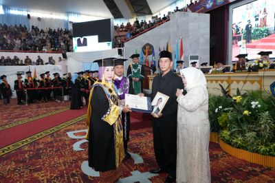 Haru di Wisuda Unila 2026, Orang Tua Terima Ijazah Almarhum Muhammad Indra Gunawan
