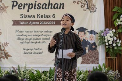 Contoh Teks Pidato Bahasa Jawa Singkat Berbagai Tema Lengkap dengan Strukturnya