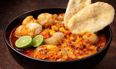 Dari Kerupuk Mawar hingga Makaroni, Ini Ragam Isian Seblak Bandung yang Semakin Populer!