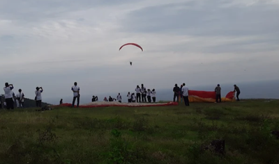 Menikmati Sensasi Terbang di Atas Samudra, Pesona Paralayang Pantai Modangan yang Kian Memikat Wisatawan