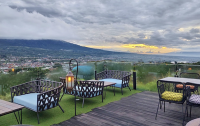 Awang-awang Sky Lounge, Menikmati Panorama 360 Derajat Kota Batu dengan Latar Gunung Arjuno