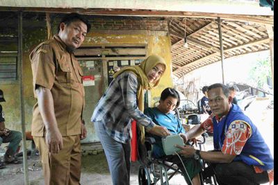 Layanan Jemput Bola Adminduk Permudah Perekaman KTP Elektronik bagi Warga Disabilitas