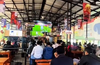 Adu Penalti Belanda vs Maroko Bikin Kedai Kopi Tetap Ramai di Tengah Jam Kerja