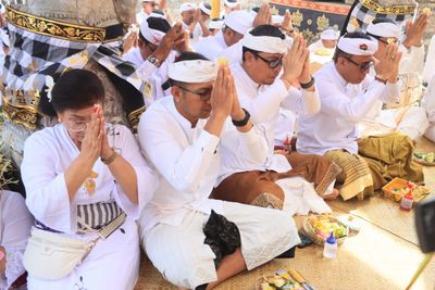 Wali Kota Denpasar Hadiri Bhakti Pujawali di Pura Sakenan, Ribuan Umat Panjatkan Doa untuk Kerahayuan Jagat