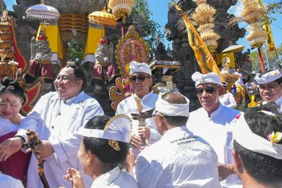 Wali Kota Denpasar Hadiri Penyineban Karya di Pura Dang Khayangan Payogan Agung