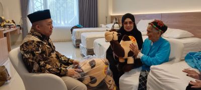 Kisah Haru Nenek Hayya: Jamaah Haji 84 Tahun Asal Tanah Bumbu yang Dapat Kejutan Boneka Unta dari DPR RI