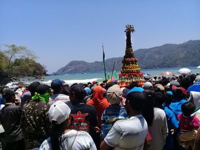 Larung Sesaji Bowele, Tradisi Syukur Masyarakat Pesisir Malang yang Terus Dijaga