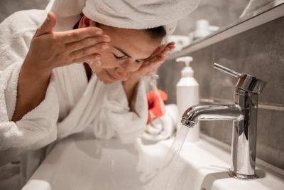Perbedaan Cleanser dan Facial Wash, Mana yang Lebih Efektif Bersihkan Wajah?