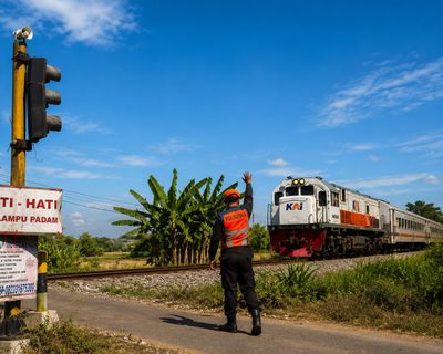 Tambah 17 Petugas Jaga Lintas Ekstra Selama Liburan, Antisipasi Kecelakaan di Perlintasan Kereta Api