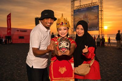 Segoro Topeng Kaliwungu 2026 Hidupkan Kejayaan Lamajang, Ribuan Warga Padati Pantai Watu Pecak