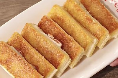 Cuma Pakai 4 Bahan, Cheesy Caramel Toast Sticks Ini Rasanya Seperti Buatan Kafe