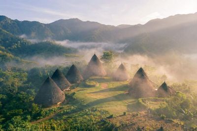 Menembus Kabut NTT: Itinerary Taktis 2D1N ke Wae Rebo, Kampung Kuno di Atas Awan!