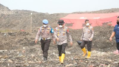 Tinjau Kebakaran TPA Jatiwaringin, Kapolda Banten: 8 Titik Api dari 12 Berhasil Dipadamkan
