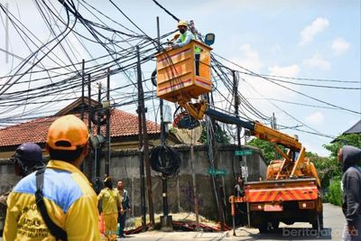 Kabel Utilitas Bikin Pemotor Jatuh di Senayan, Pasukan Kuning Jakarta Selatan Gercep Bertindak!