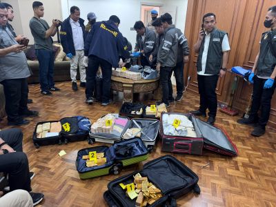 Geledah Rumah di Sentul Terkait 3 Kasus Korupsi, Polri Temukan Koper Isi Gepokan Uang hingga 74 Kg Emas