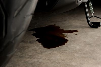 Cara Cepat Mengatasi Oli Motor Bocor di Tengah Jalan, Biker Wajib Tahu!