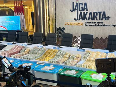 Polri Ekspos 3 Kasus Korupsi, Gepokan Dollar hingga Kepingan Emas Dipamerkan!