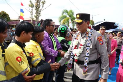 Syal Dayak dari Komunitas Ojol Jadi Simbol Kedekatan Irjen Pol. Djati dengan Masyarakat Kaltara
