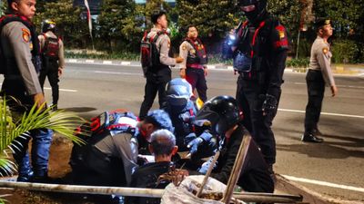 Pemotor Kecepatan Tinggi Tabrak Pemulung di Jakut, Korban Dievakuasi Brimob