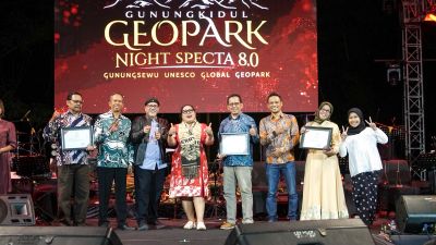Sukses digelar Pakai Danais, BPOB Serahkan Sertifikat KEN 2026 ke Bupati Gunungkidul di Geopark Night Specta 8.0 Tahun Ini