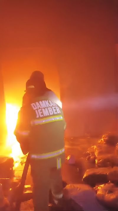 Gudang Plastik di Jember Ludes Terbakar, Truk Damkar Posko Rambipuji Mogok Bikin Penanganan Terlambat