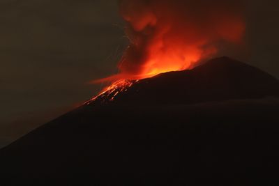 Gunung Karangentang Kembali Erupsi, Masuk Tingkat II: Waspada