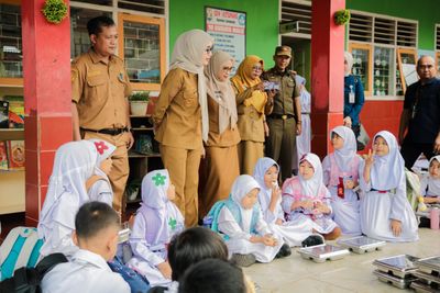 Wagub Jihan Cek Langsung MBG di Hari Pertama Sekolah, Soroti Sisa Makanan