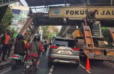 Macet Parah di Kapten Tendean Jakarta Imbas Truk Angkut Eskavator Nyangkut JPO