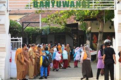 Hari Pertama Masuk Sekolah di Banyuwangi Penuh Haru, Wali Murid Antusias Dampingi Anak Ikuti MPLS 2026