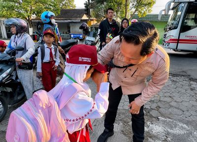 Hari Pertama Sekolah di Lumajang Penuh Haru, Gerakan Ayah Mengantar Anak Jadi Simbol Pentingnya Peran Keluarga