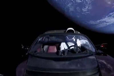 6 Fakta Luar Angkasa yang Bikin Takjub, Ada Mobil Tesla Masih Melayang!