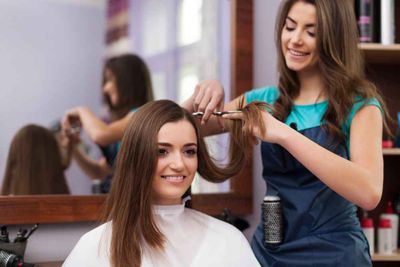 Sering Potong Ujung Rambut Bikin Cepat Panjang, Mitos atau Fakta?