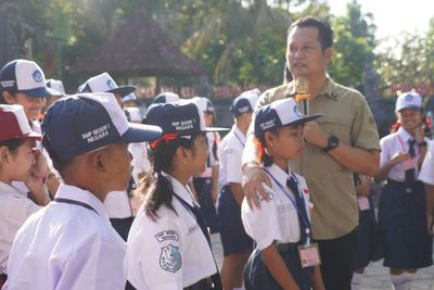 Hari Pertama Sekolah di Jembrana Dibuat Lebih Hangat, Bupati Kembang Ajak Siswa Berani Bermimpi Besar