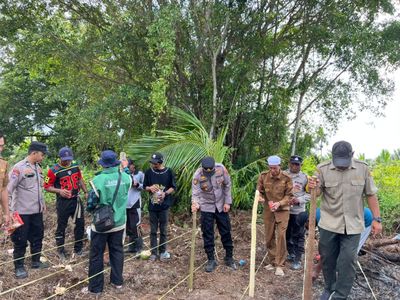 Dukung Program Nasional, Polres Tanjab Barat dan Kelompok Tani Sinergi Tanam Jagung Hibrida