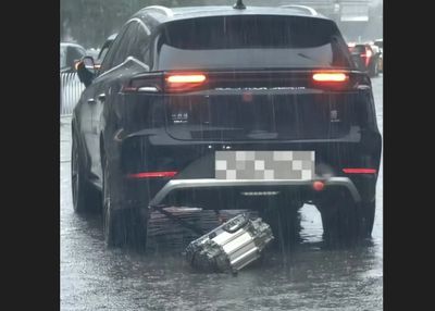 Komponen Mobil BYD Copot saat Terjang Banjir