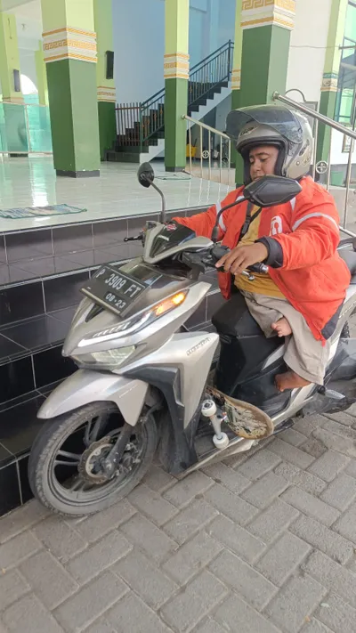 Difabel Tuna Daksa Asal Jember Jadi Ojol dan Konten Kreator, Abdul Azis: Saya Ingin Mandiri dan Bahagiakan Orang Tua