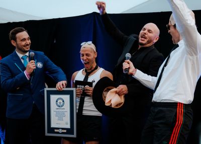 Konser Pitbull Pecahkan Rekor 22 Ribu Kepala Botak Palsu