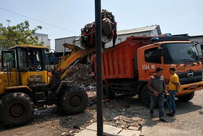 Gubernur Pramono Anung Pastikan Tumpukan Sampah di Rusun Waduk Pluit Bersih dalam Waktu 10 Hari