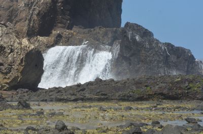 Menikmati Pesona Langka Air Terjun Tersembunyi di Pantai Nambung Lombok Barat