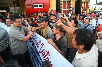 Bobby Nasution Awali Kegiatan di Kepulauan Nias, Warga Padati Bandara Binaka untuk Menyambut