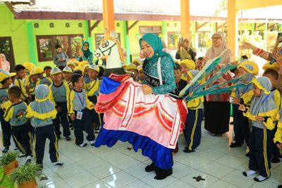 Bunda PAUD Kota Probolinggo Kenalkan Jaran Bodag kepada Murid TK saat MPLS Ramah 2026