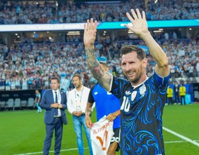 Bikin Mewek, Messi Hadiahi Jersey Bersejarah untuk Fans yang Berusia Satu Abad!