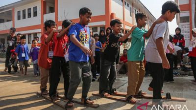 Sekolah Rakyat di Semarang Tanamkan Kerjasama Melalui Permainan Tradisional