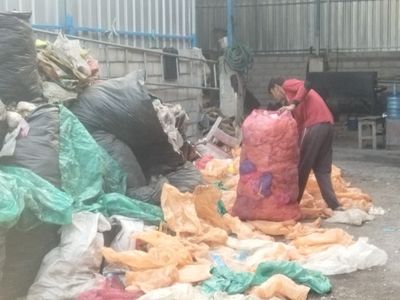 Kisah Antok di Jember Ubah Sampah Plastik Jadi Solar, Hasil Setoran Warga Bisa untuk Bayar Pajak dan Listrik