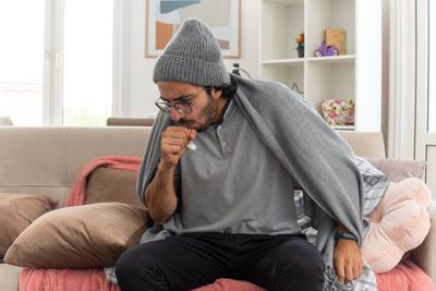 Batuk Tak Kunjung Sembuh? Kenali Bedanya Batuk TBC dan Batuk Biasa
