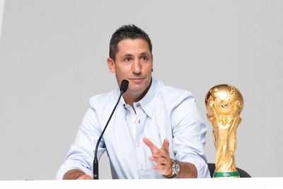 Bikin Surat Terbuka Sambil Pamer Foto Trofi Pildun, Legenda Spanyol Ini Minta Bantuan Akses Masuk ke AS