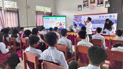 Akademisi UBB Ajak Pelajar SMP Negeri 3 Gantung Jadi Generasi Cerdas Digital dan Sadar Hukum