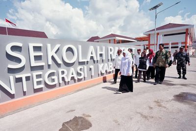 Khofifah Undang Siswi Sekolah Rakyat Banyuwangi Tampil di Grahadi Usai Memukau dengan Lagu Osing