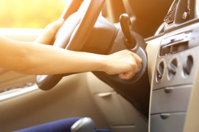 5 Cara Mengatasi Mobil Susah Distarter, Jangan Tunggu Sampai Rusak Total!